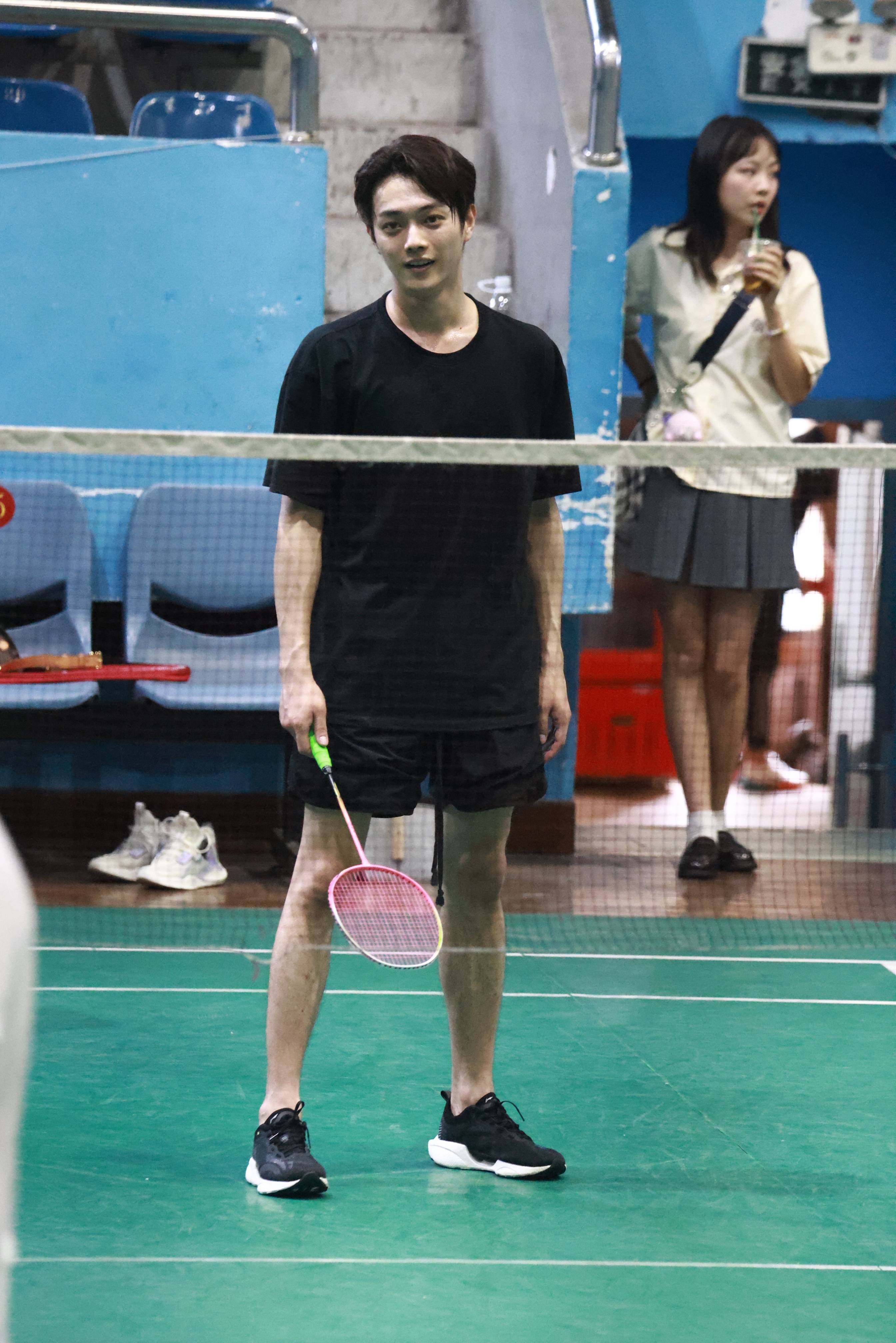 梦幻联动!许凯,王阳,杨旭文横店相约打羽毛球