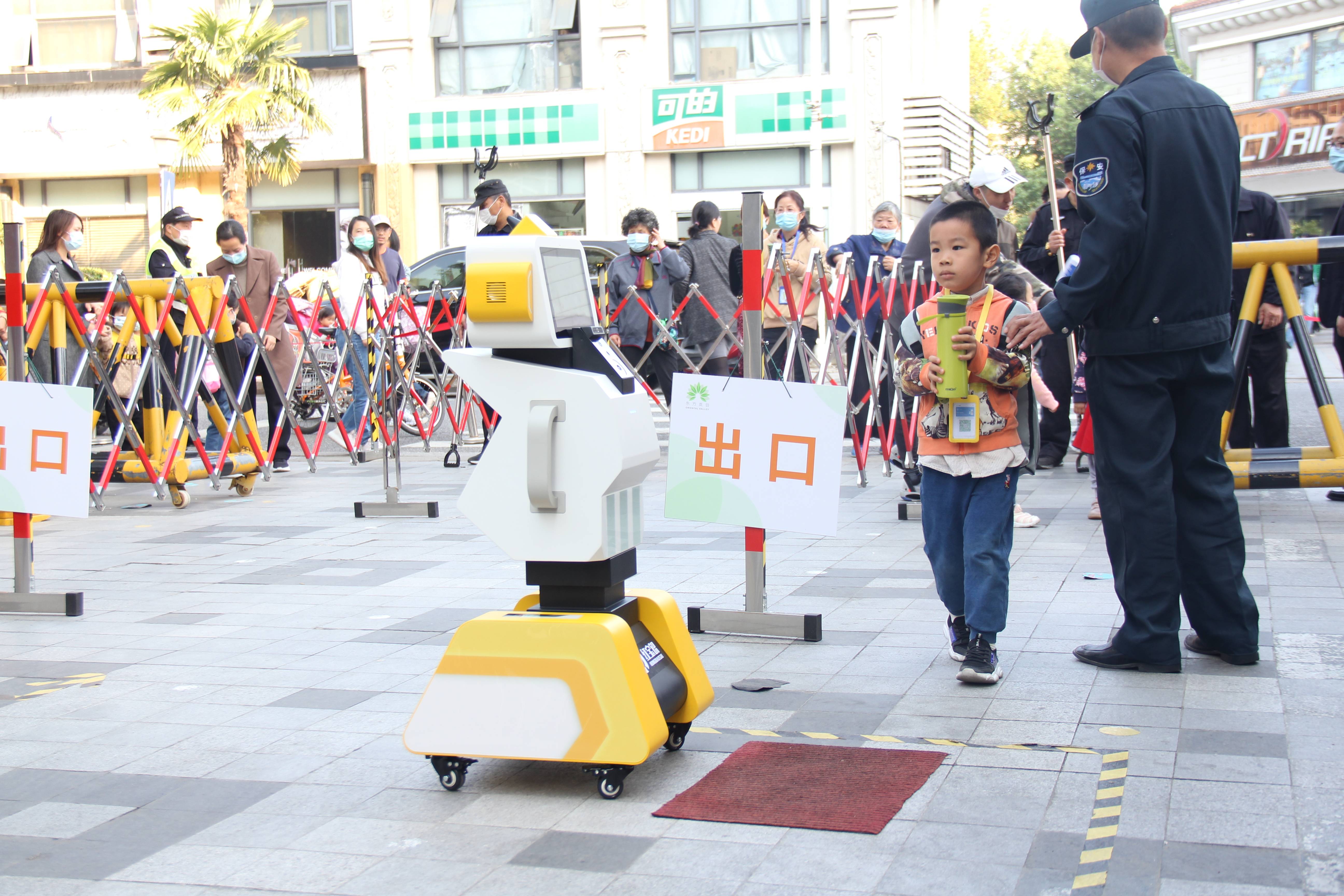 科技|沃柯雷克晨检机器人——幼儿园智能化健康管理必备