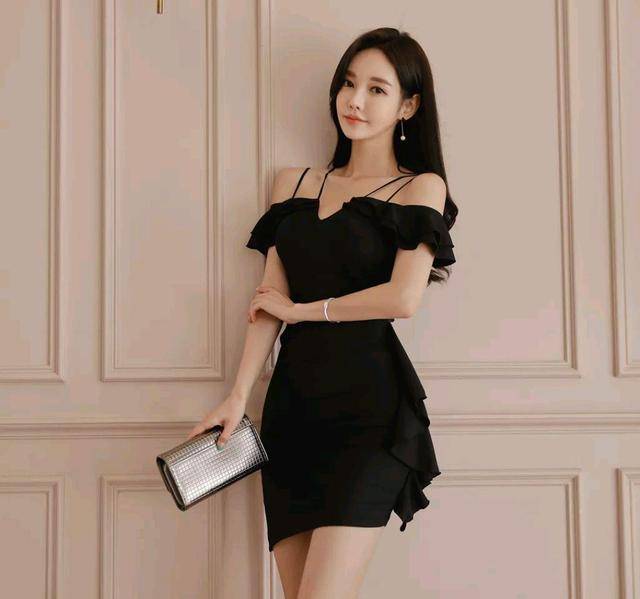 夜萤|女神孙允珠高清时尚搭配：幽夜萤河星幻耀黑吊带小洋裙