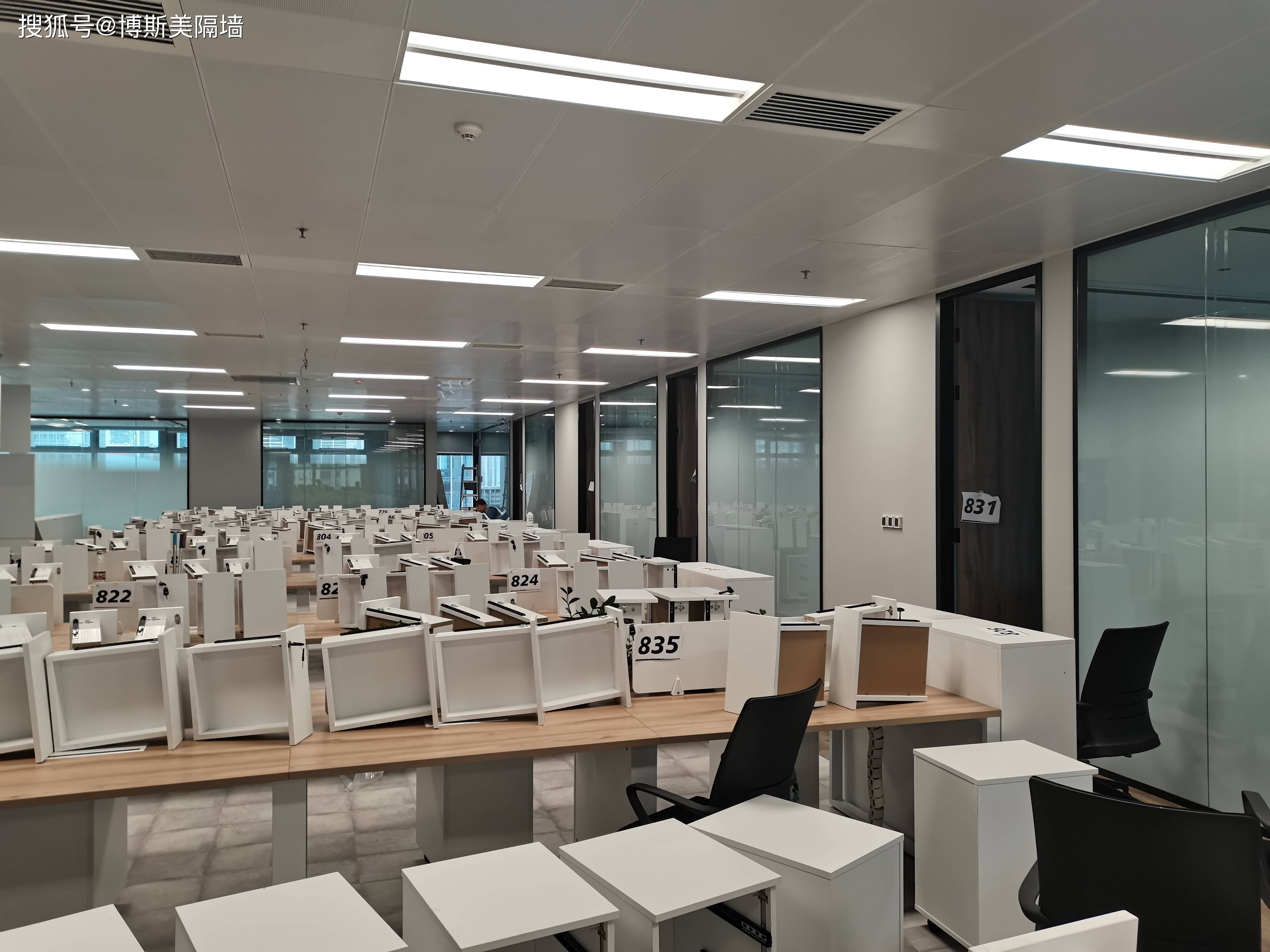 大华国际会计事务所100款双玻全景隔断3m渐变膜