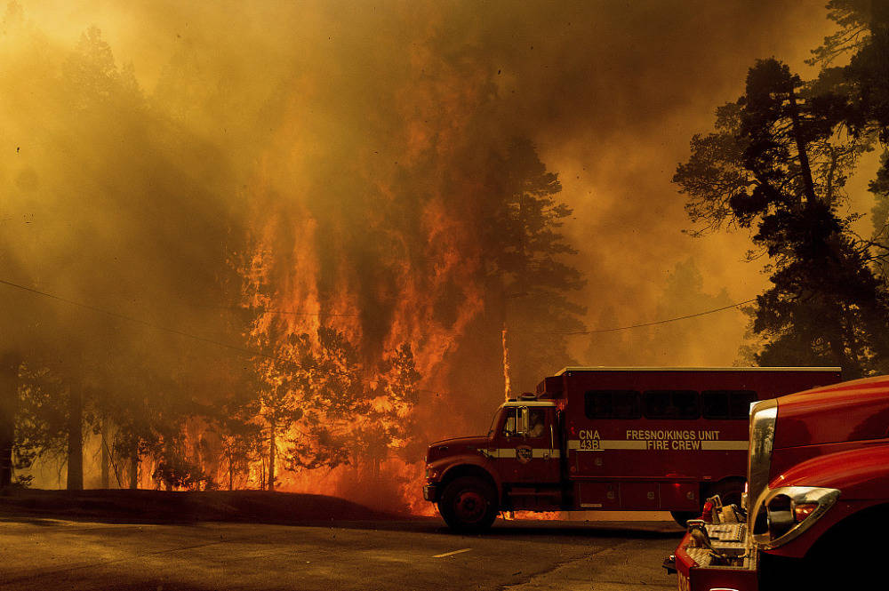 美国加州12起山火在同时燃烧 消防员持续扑救火灾