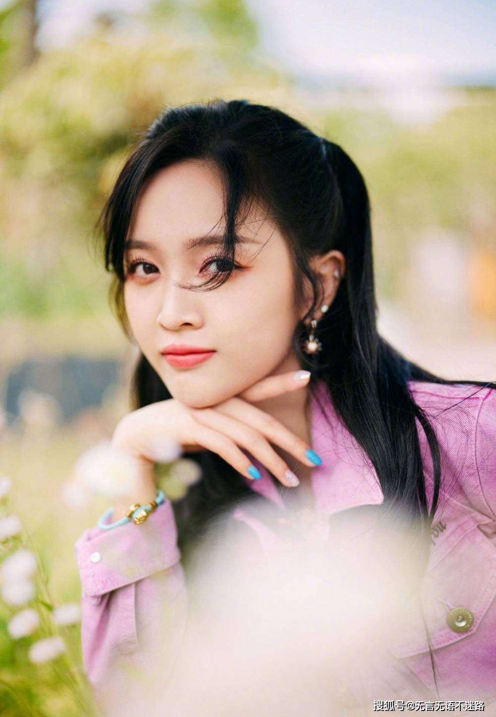 套装|吴宣仪,粉色套装,户外小清新,十分迷人