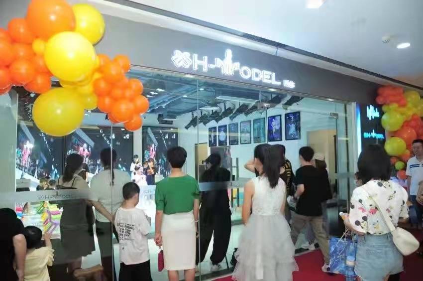 少儿|“”拥抱梦想 共赢未来”H-MODEL福建鳌峰东百旗舰店开业