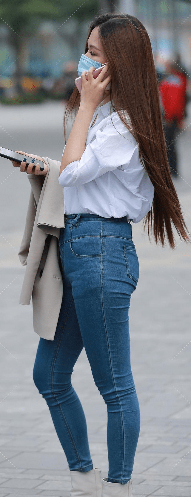 显得|紧身打底裤随风飘扬，显得年轻而充满活力