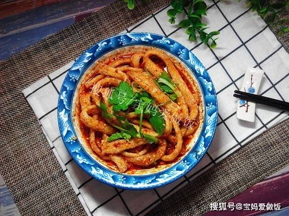 一碗简单的酸辣牛筋面:柔软又劲道,一口爆汁,赶紧试试!