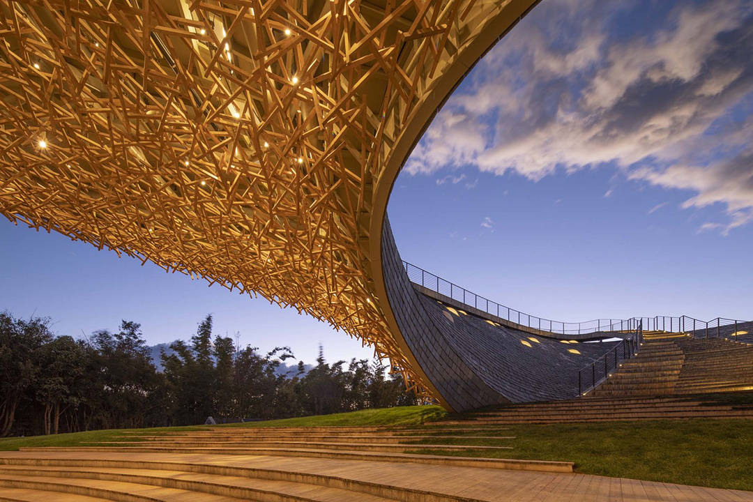 杨丽萍表演艺术中心,探索了建筑与景观地形一体化的空间对话