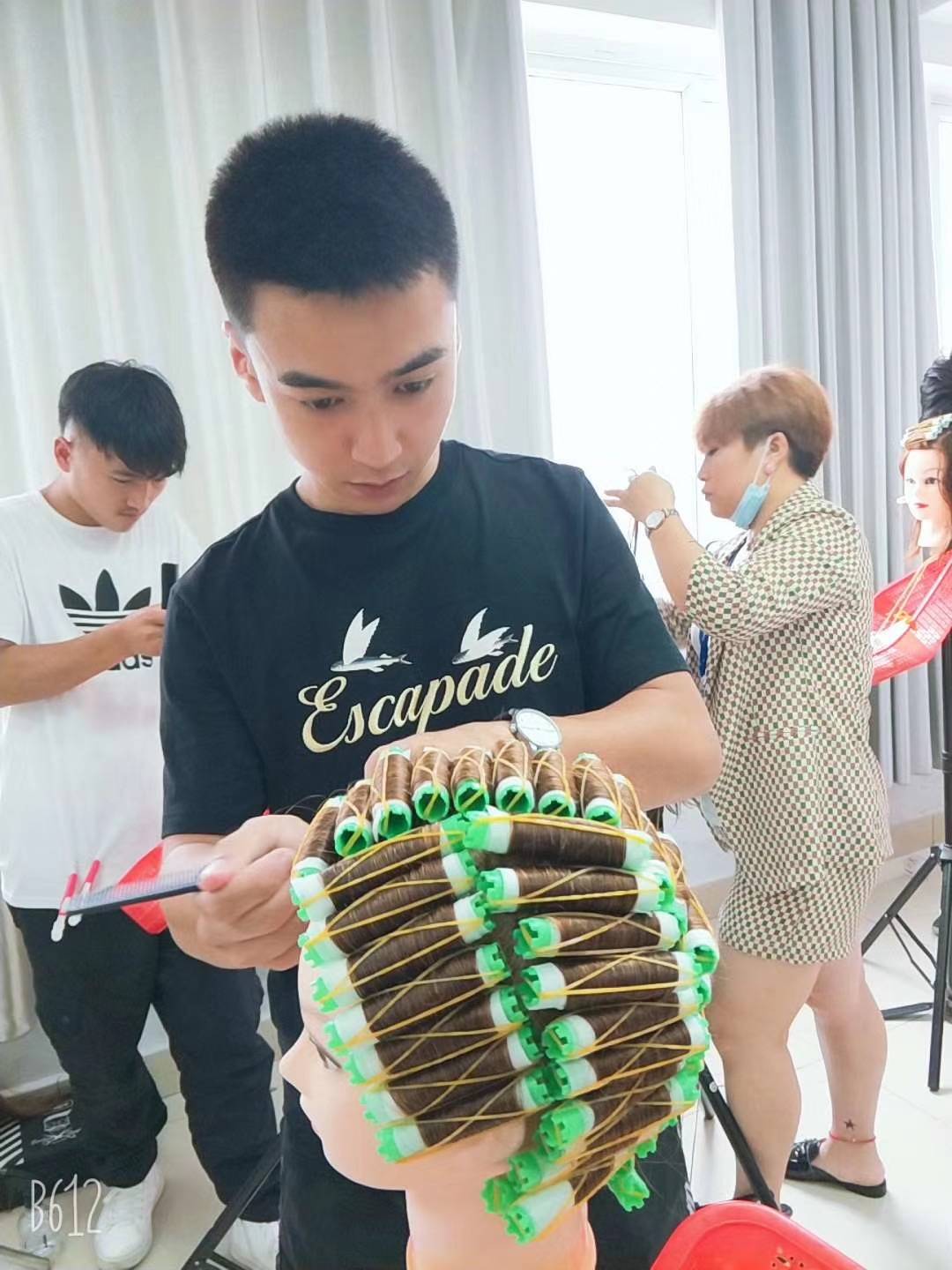 发型|剪发吹风烫发三者有什么关联？助理升发型师去哪里学习比较好？