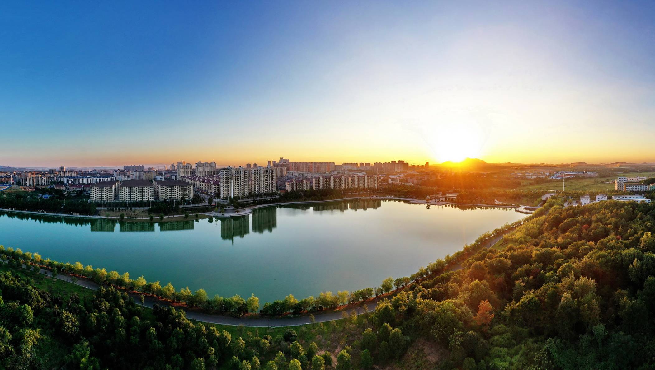 2021年9月3日,夕阳映照下的江西省抚州市金溪县心湖湿地公园,水清岸绿