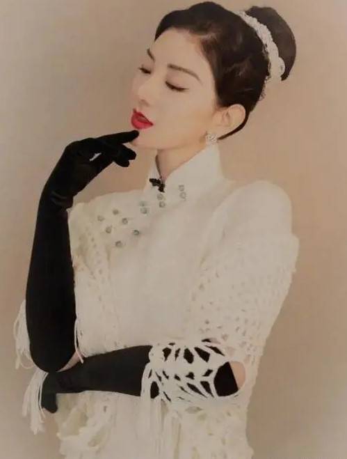 黄奕|43岁黄奕天生古典美，穿旗袍优雅又矜贵，同框林小宅也不输气质！