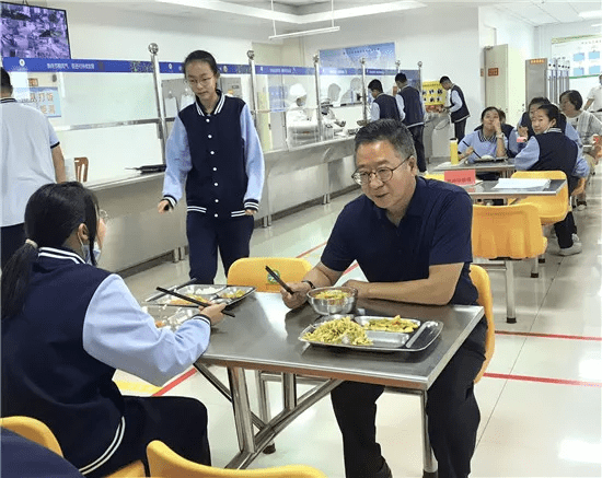 一位校长的教育情怀——访内蒙古师范大学附属学校校长翟建军