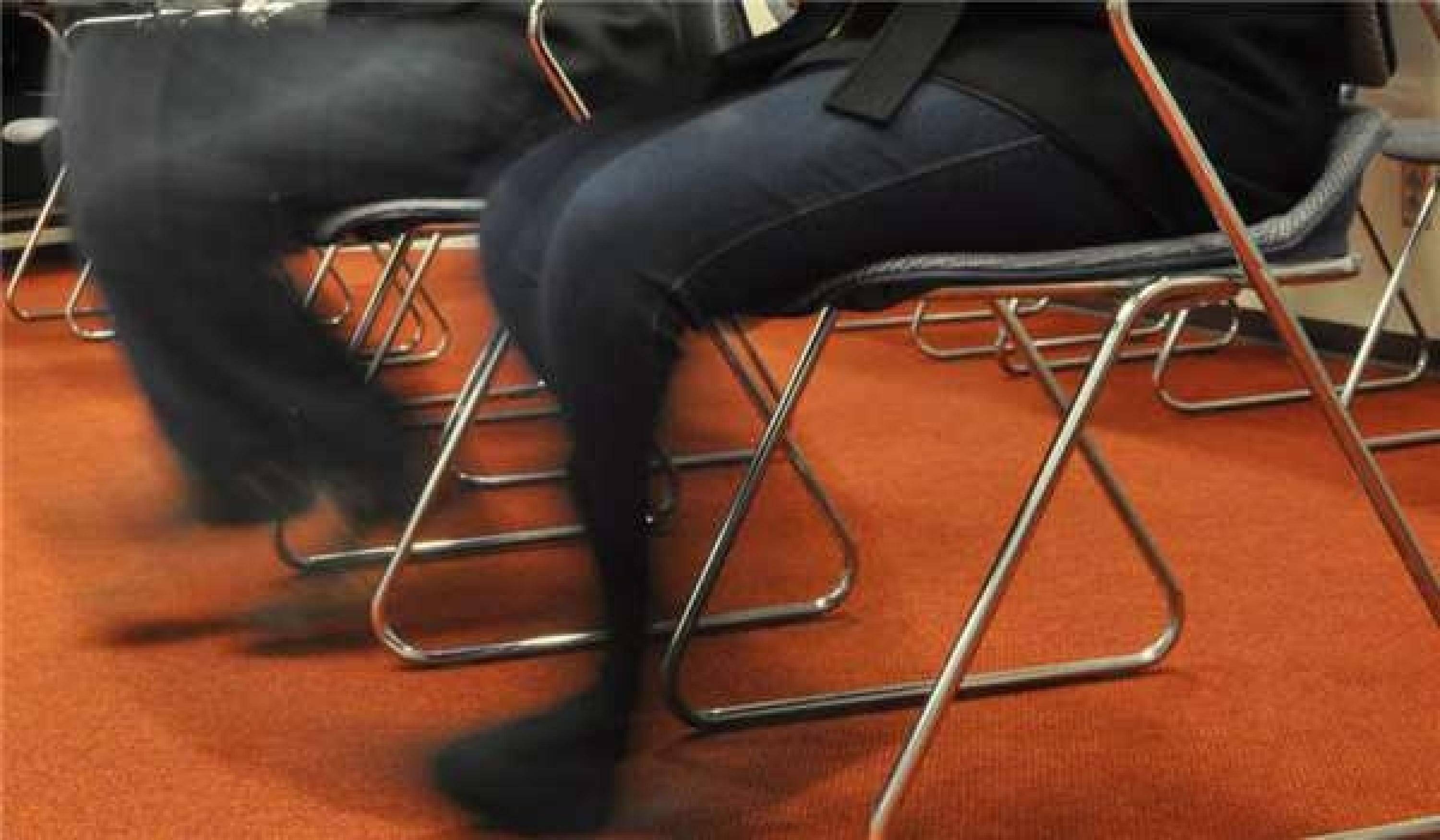 为什么有的人一坐下来两条腿就会抖个不停