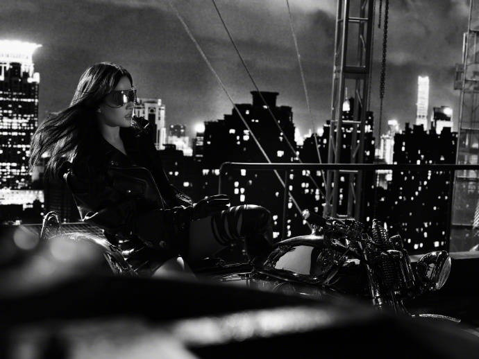 刘亦菲拍皮衣机车质感大片 变身暗夜酷炫摩登女郎