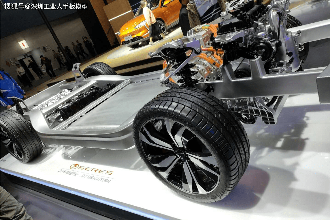 这样的汽车模型展具不比车模更吸引人吗?