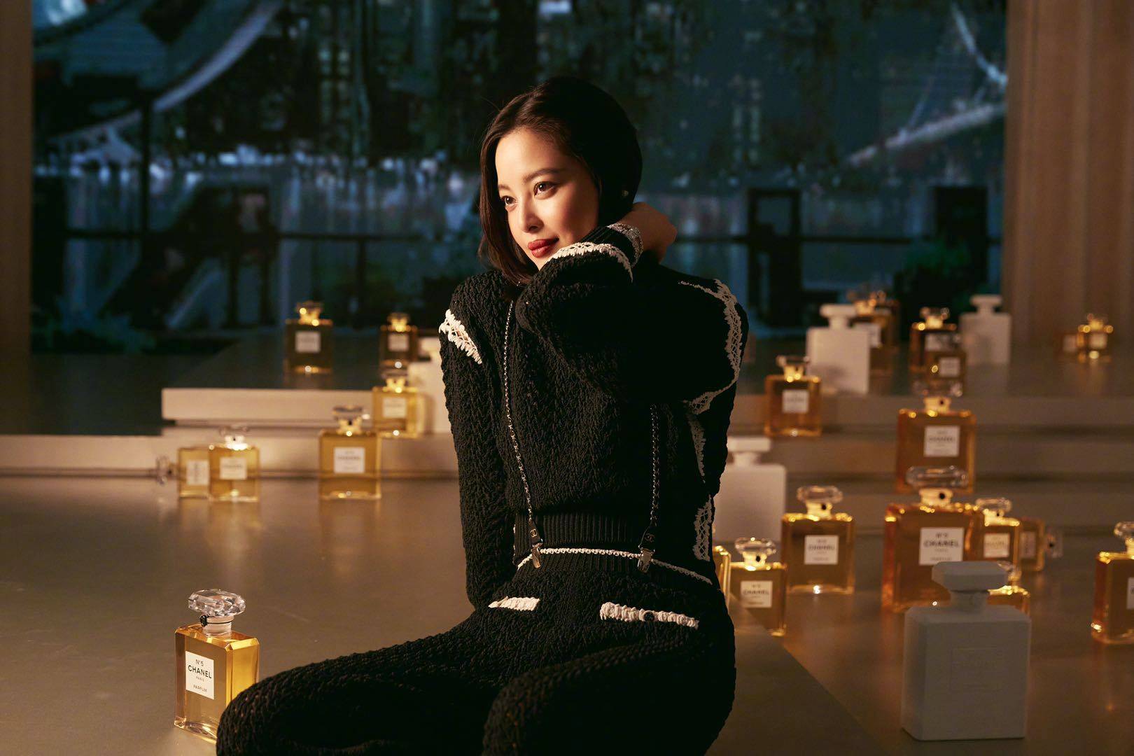 辛芷蕾穿黑色套装气质温婉 侧脸精致氛围又a又撩