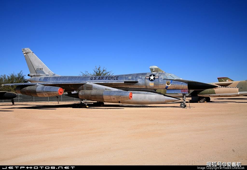 康维尔b-58"盗贼"三角翼超音速战略轰炸机