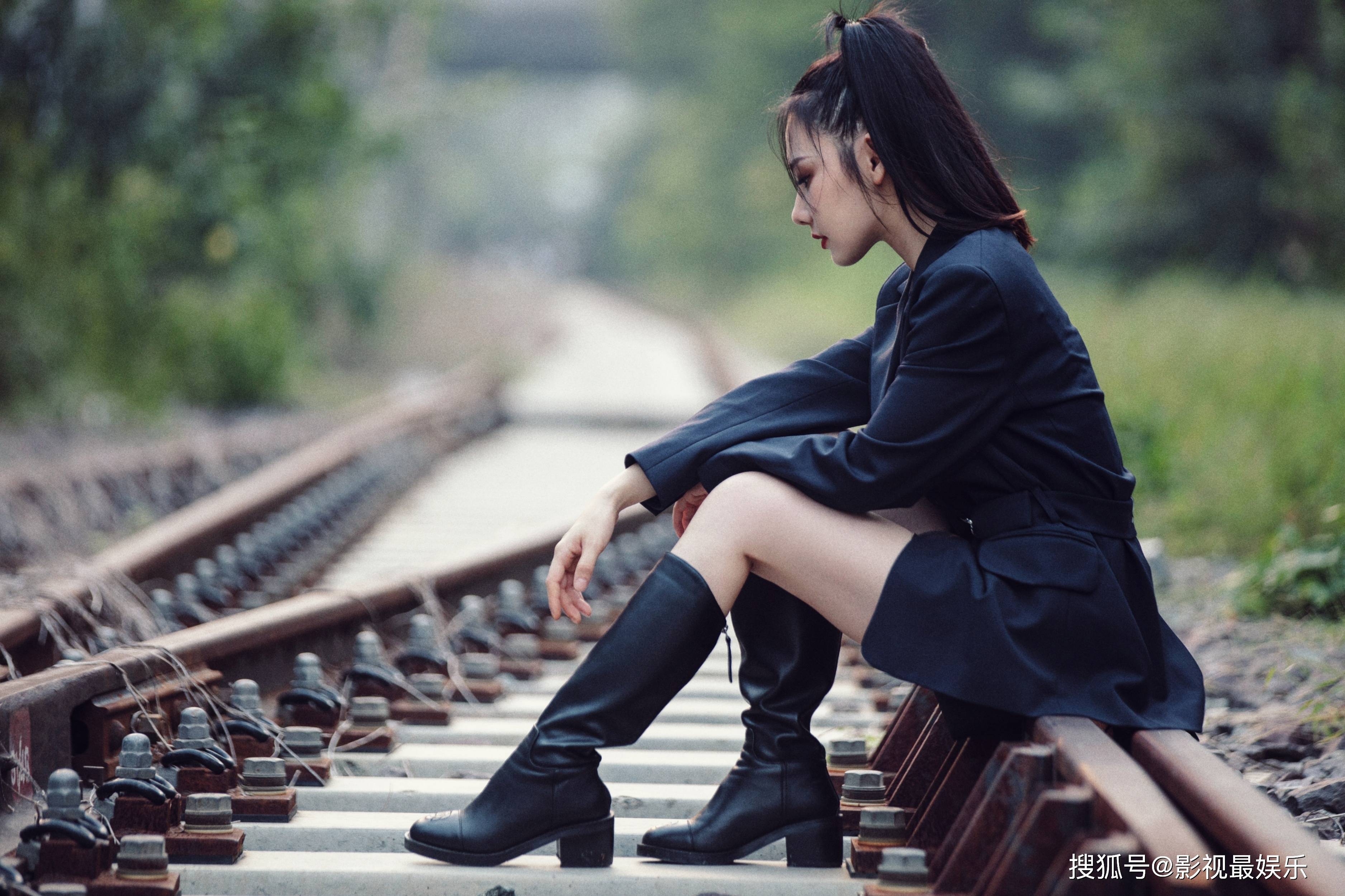 95后美女演员孙若淇又飒又欲,还有点小俏皮