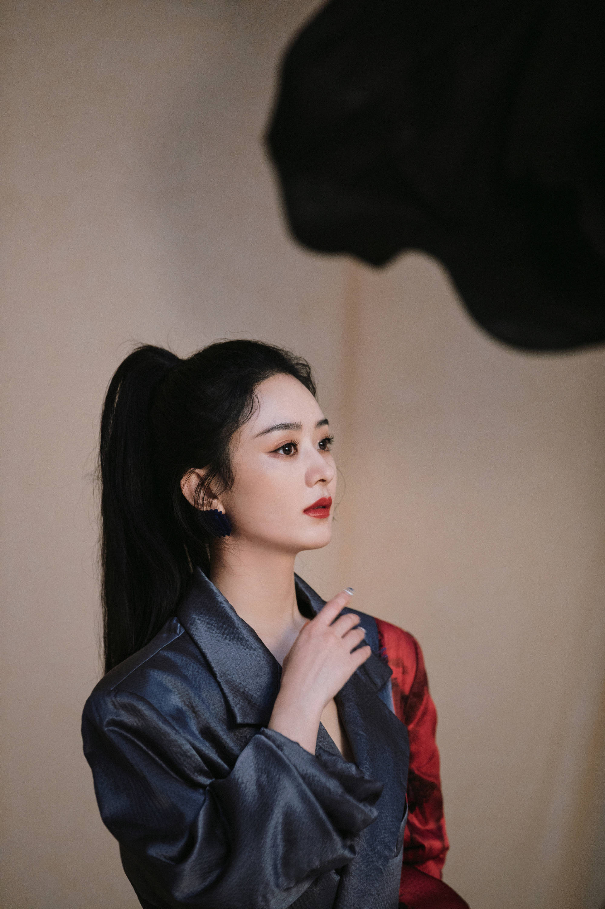 赵丽颖工作花絮曝光 扎高马尾酷飒帅气