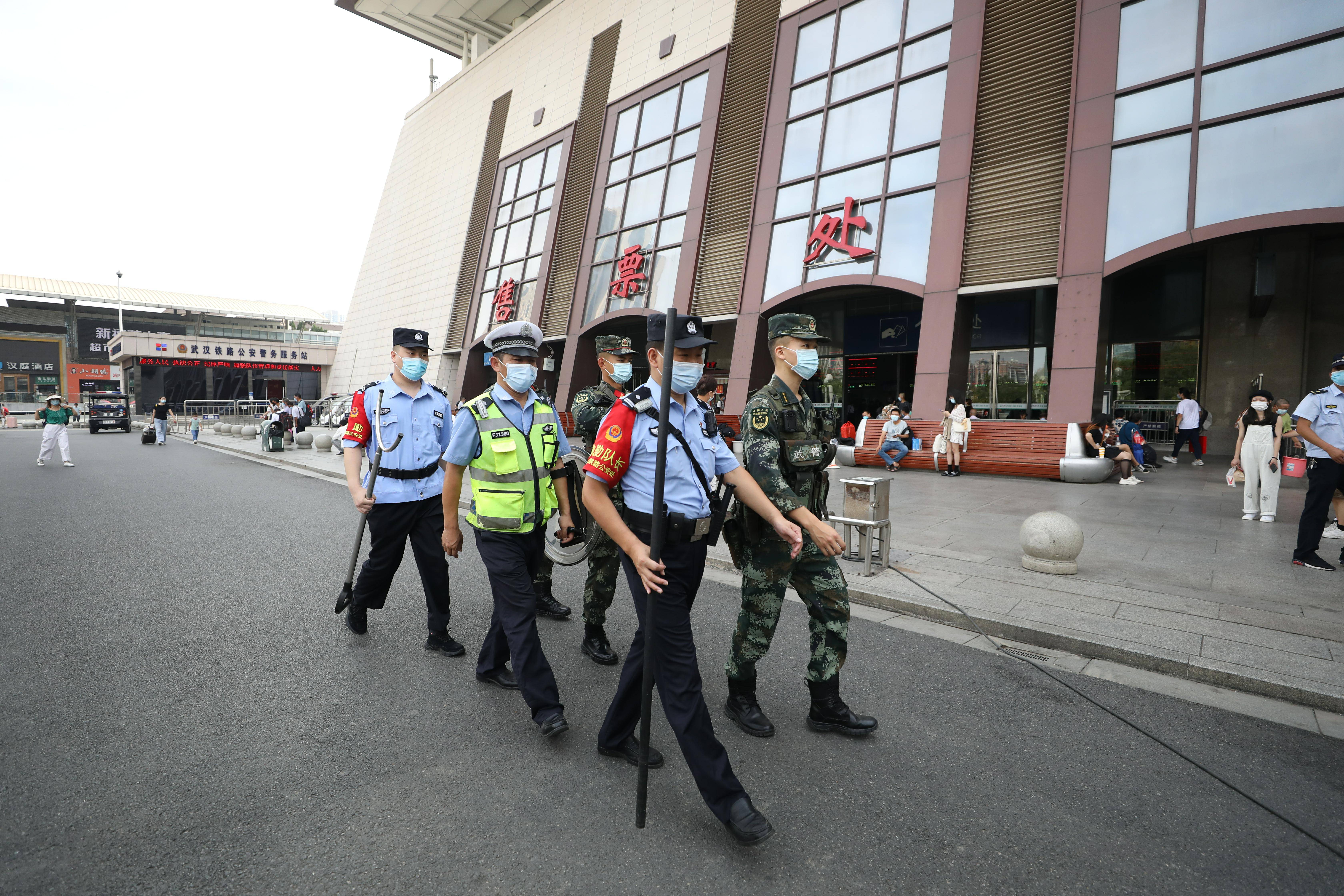 为确保假期旅客乘车平安有序,武汉铁路警方在辖内各大火车站客流密集