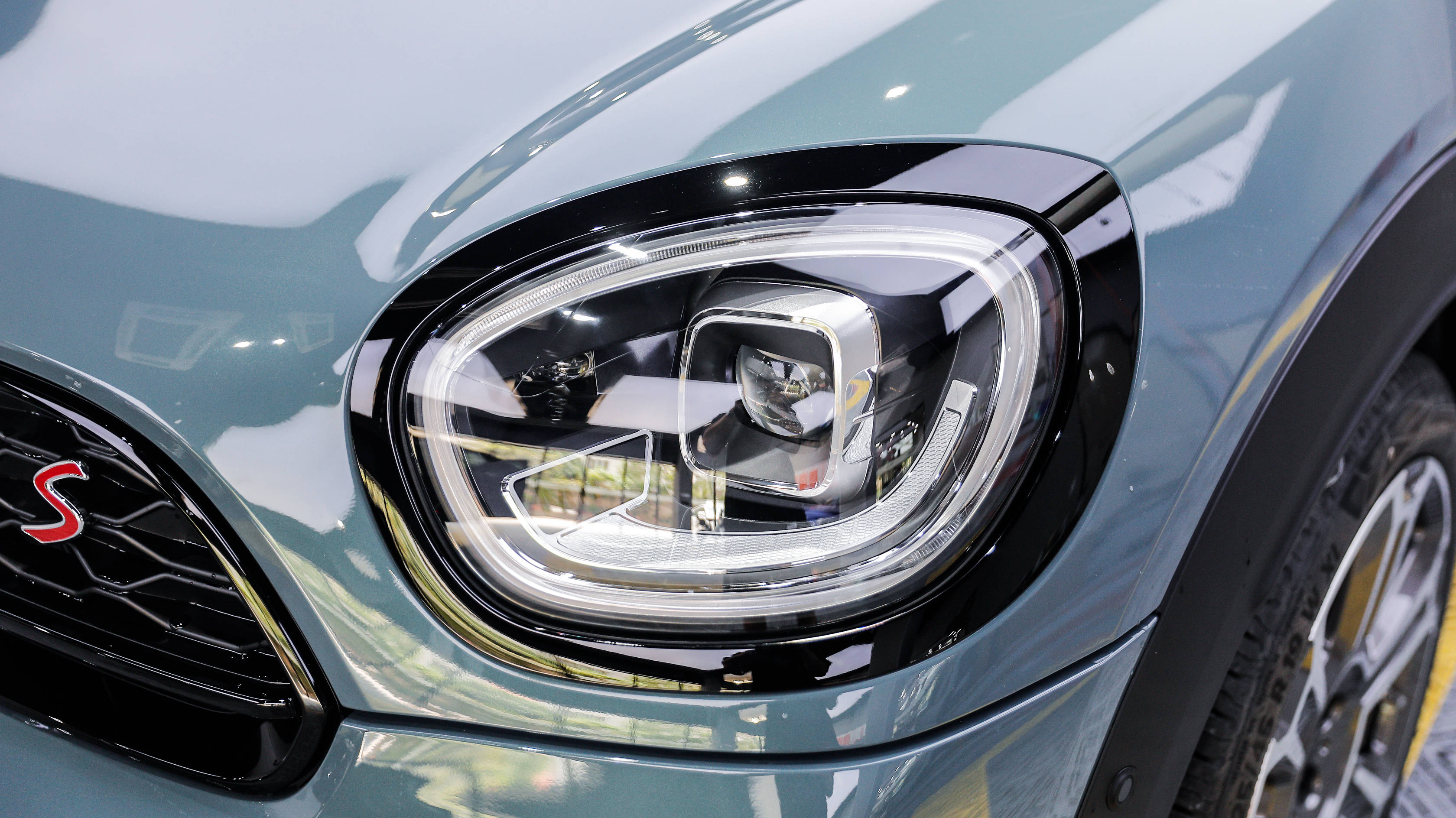 贴了隐形车衣的灰蓝色宝马mini