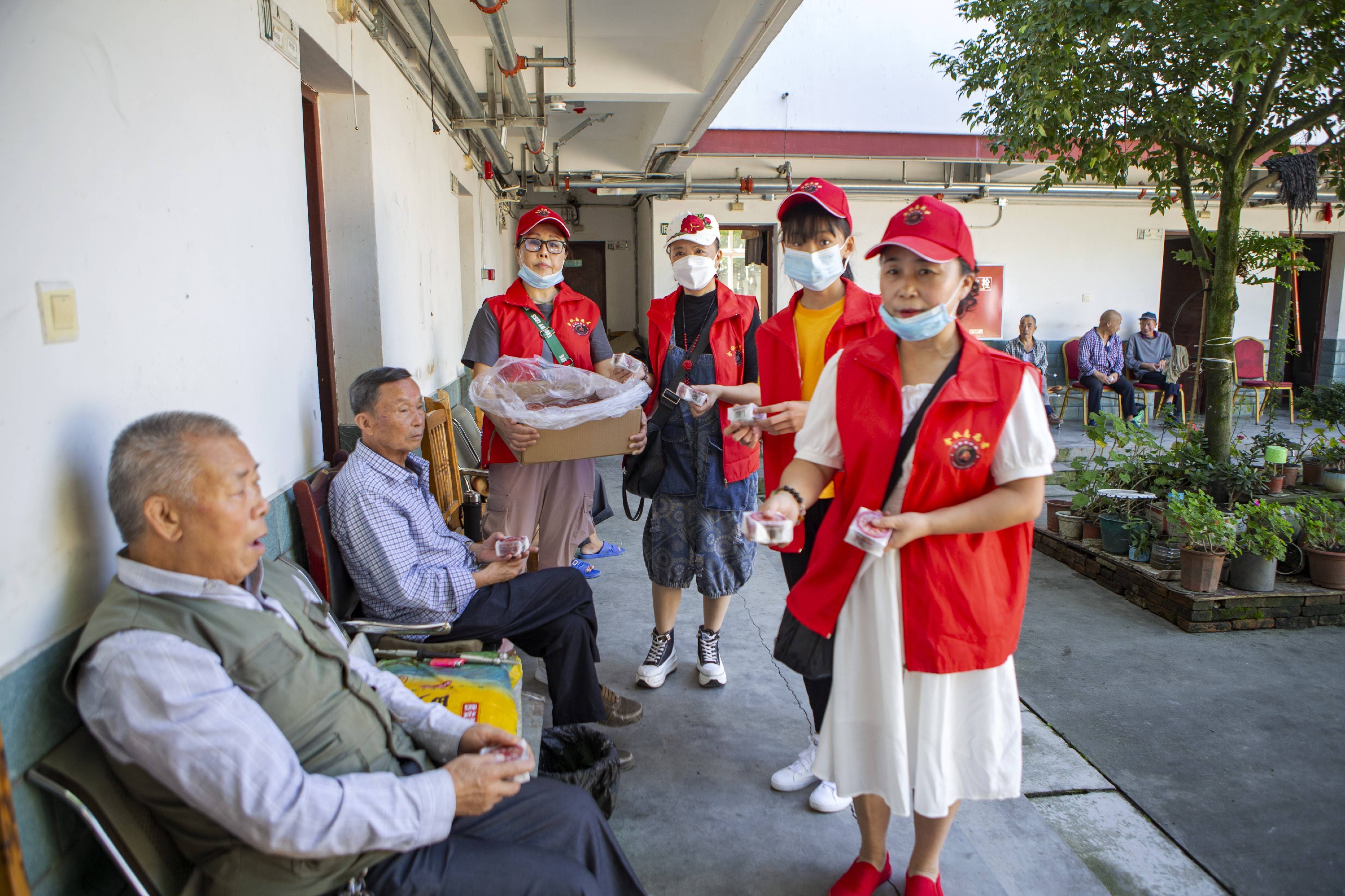 小小的情,暖暖的爱,都江堰市金秋社工开展爱心公益活动