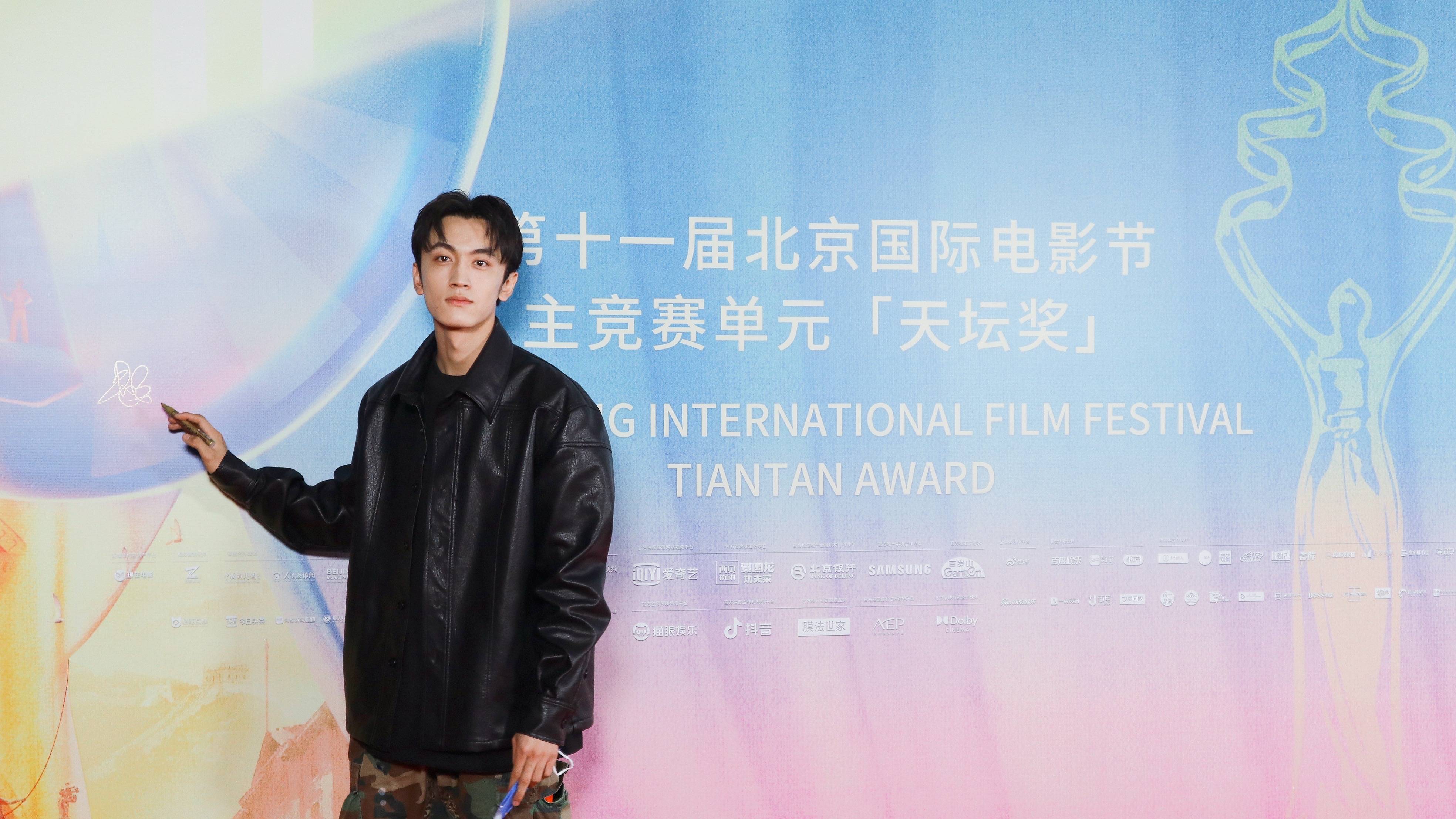 电影根据导演的真实经历改编,故事发生了一家叫"南国亭"的餐馆,讲述了