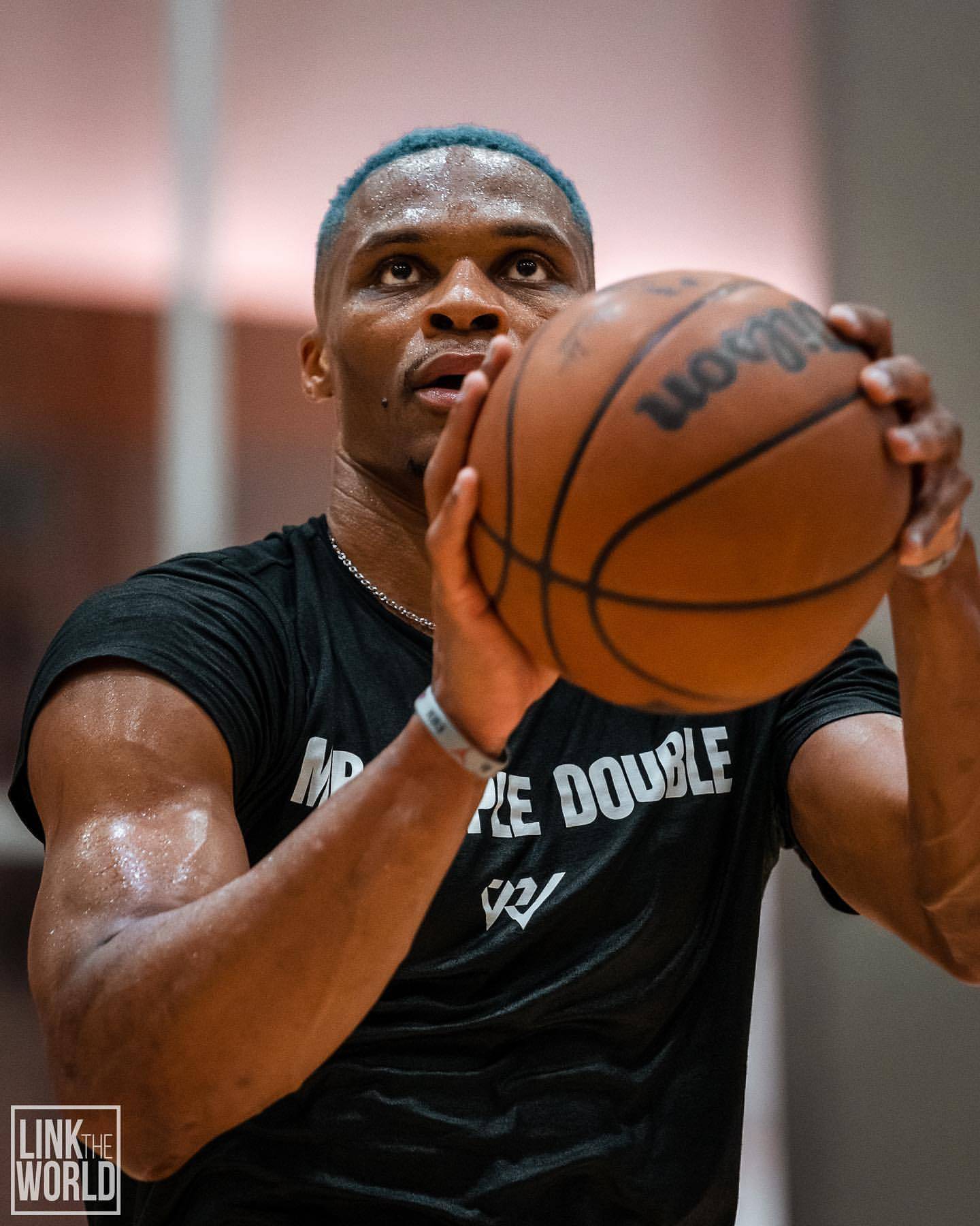 组图:威少休赛期纽约开练 身材保持完美心情大好