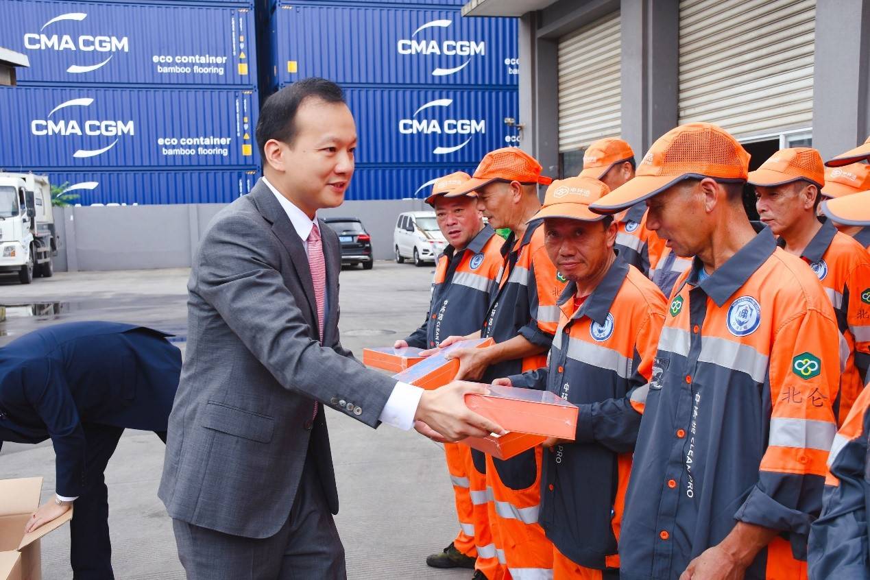 中秋献爱心月饼传真情宁波港城华邑酒店中秋献礼