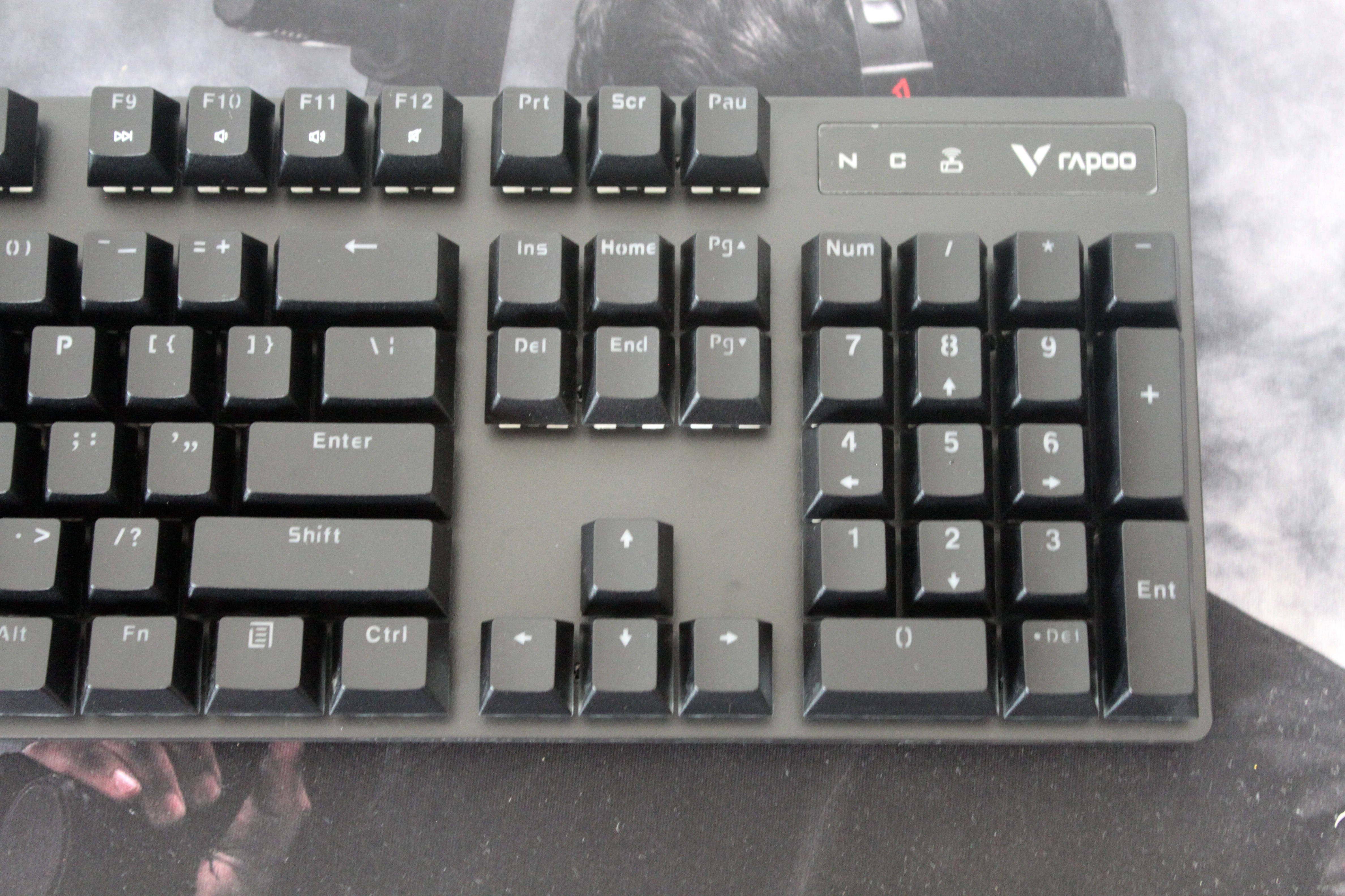 雷柏v500pro多模版游戏机械键盘采用了传统三区的排布设计,更符合办公