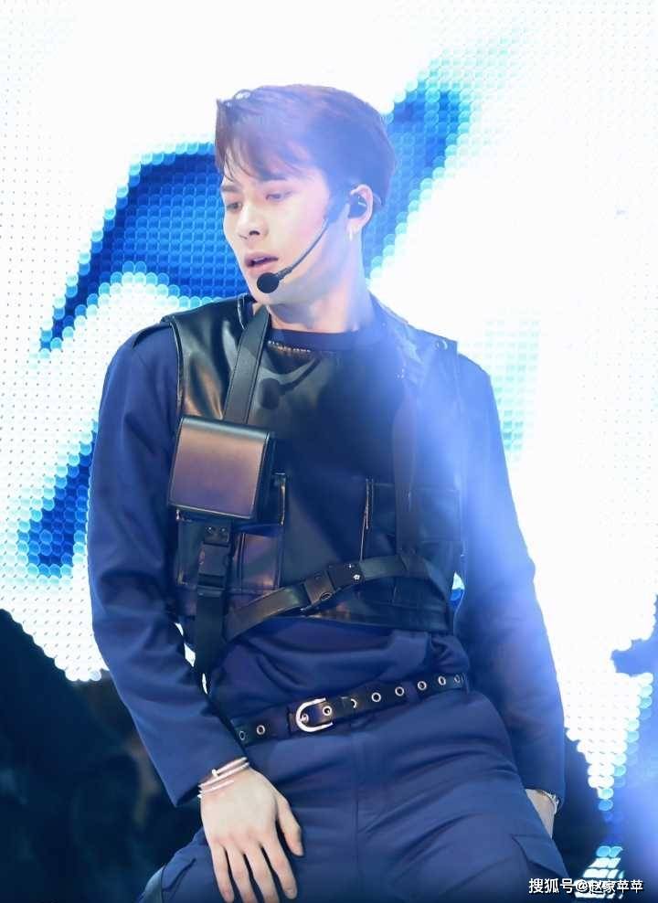 "击剑王子"王嘉尔发小作文告别黑怕女孩