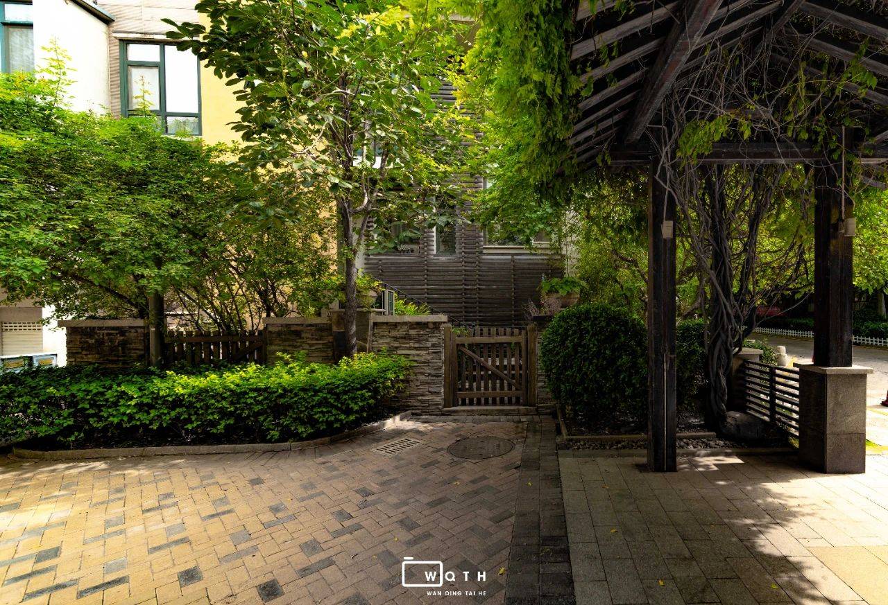 格调故里2020年实景图业主共享的空间中,木质庭台,竹林与绿植山墙的