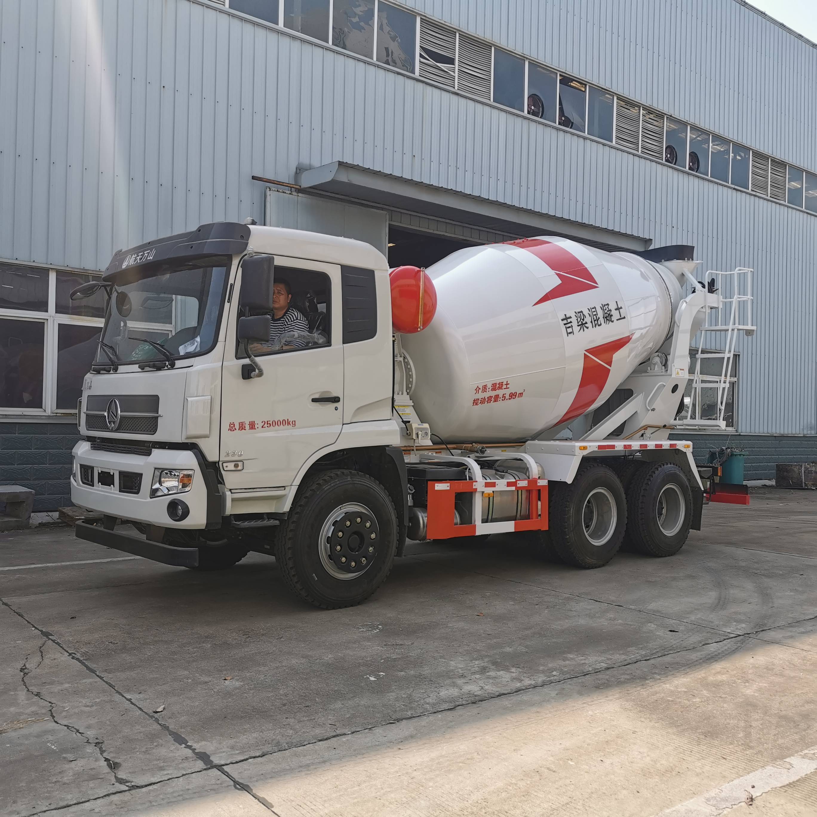 国六航天万山9方混凝土罐车整车图片赏析