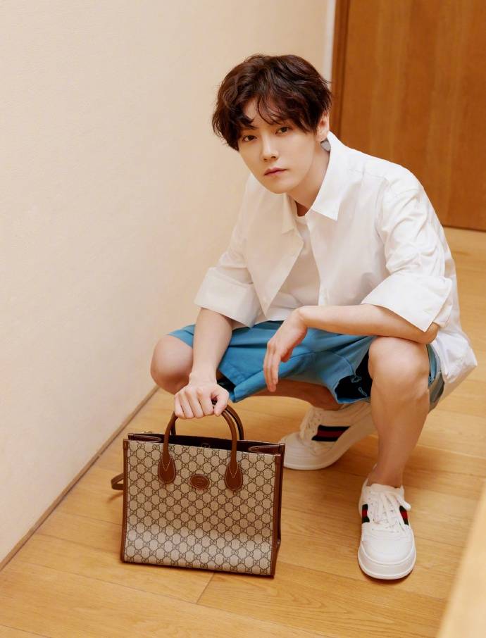 鹿晗白衬衫短裤造型照释出俊逸清爽少年感十足