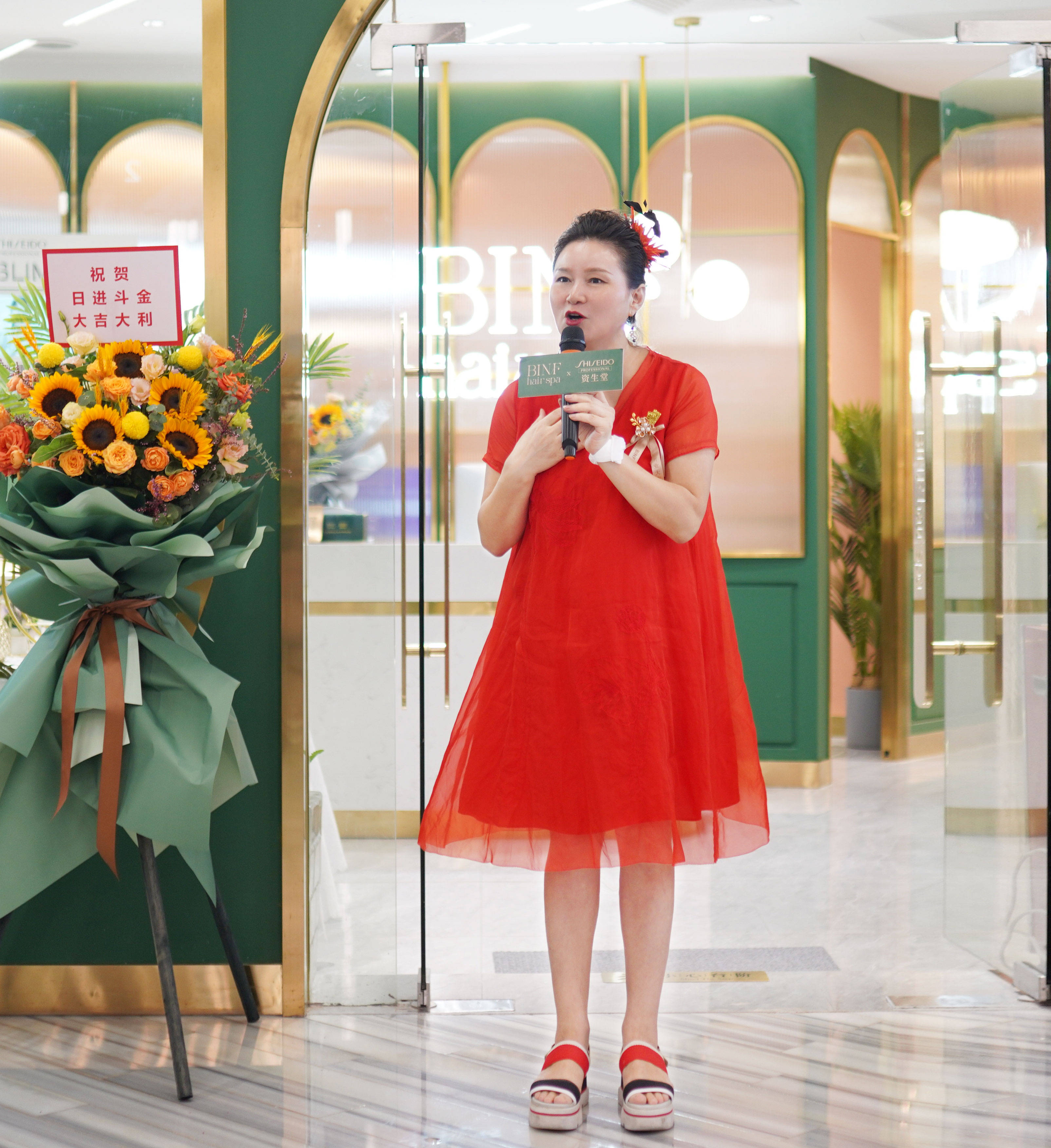 燕姐不仅作为流行美创始人,更以客户的身份为binf轻奢美学养发致辞