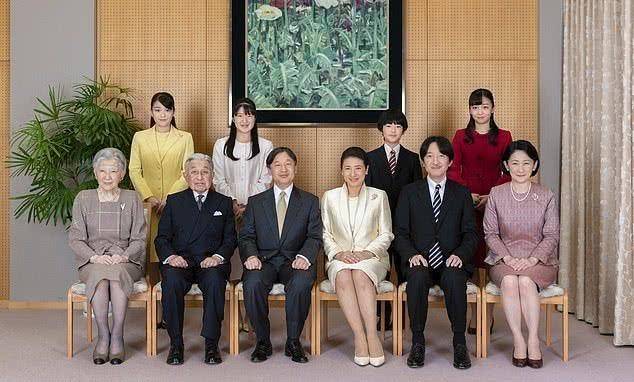 原创明仁天皇退位后首次同德仁共同出镜,携十二生肖拍全家福祝贺新年