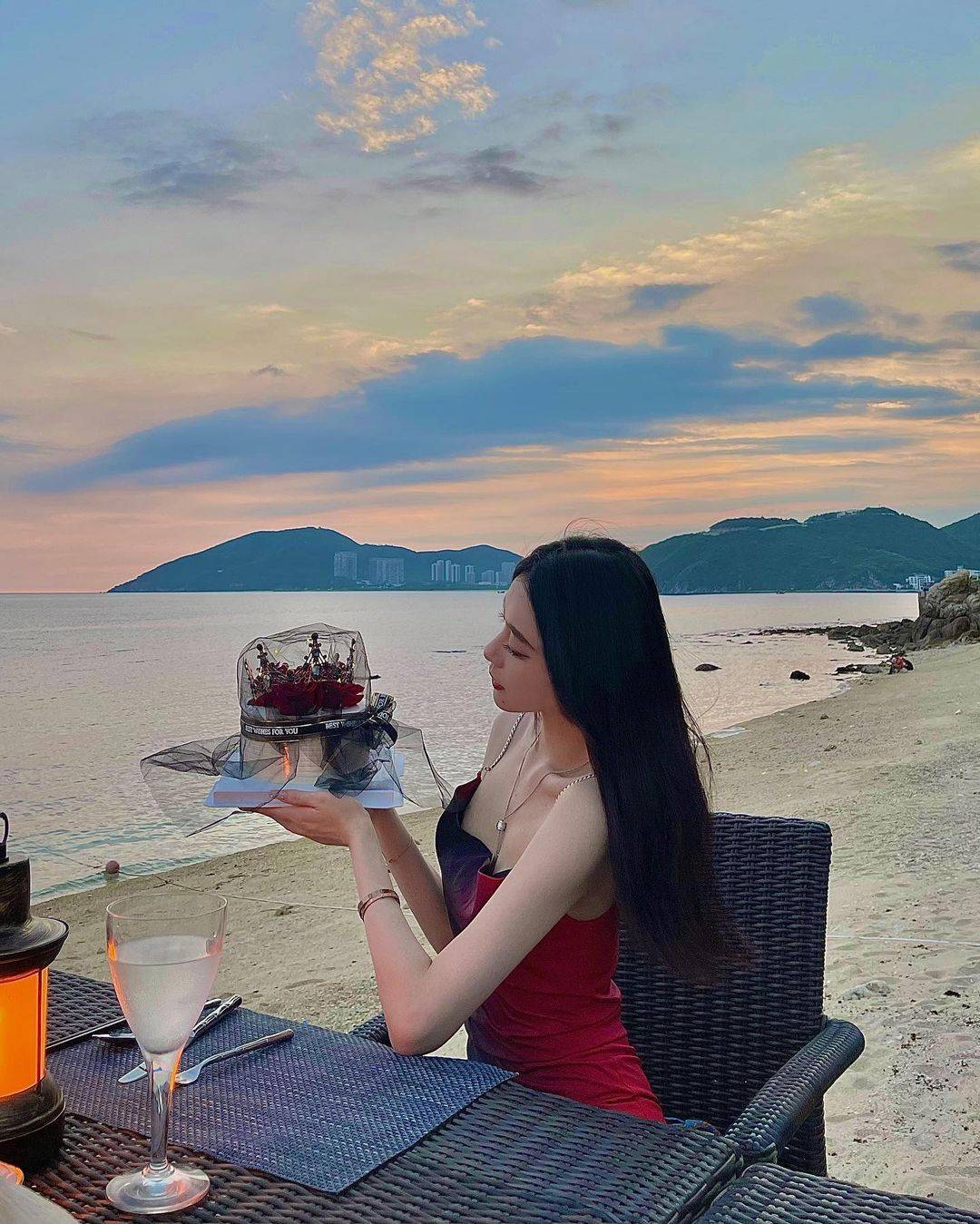 组图:范志毅爱女晒照三亚度假 海边庆生大秀长腿