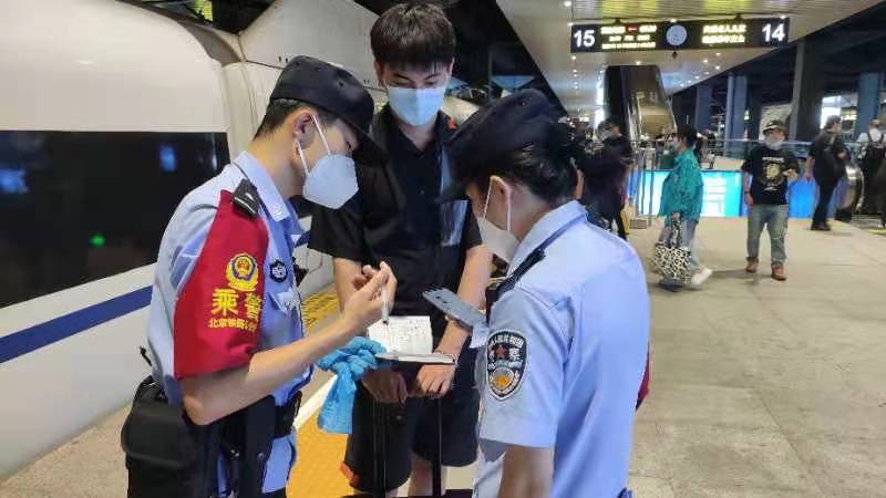 铁警便衣国庆节假期开展铁鹰反扒专项行动