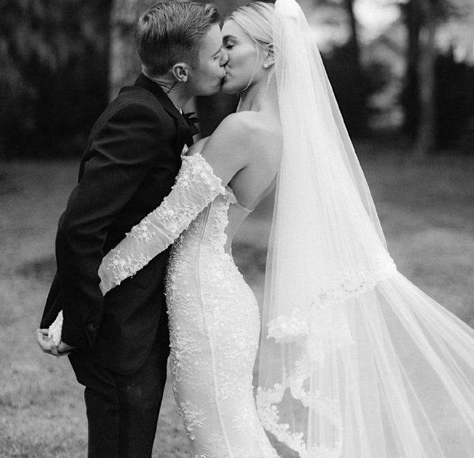 当地时间9月30日,贾斯汀·比伯和妻子海莉·鲍德温·比伯结婚三周年