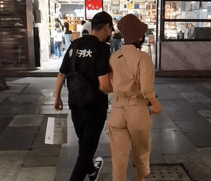 黑色 高圆圆庆42岁拍大片，P变成一个纯洁的女孩，却不修美颜像阿姨