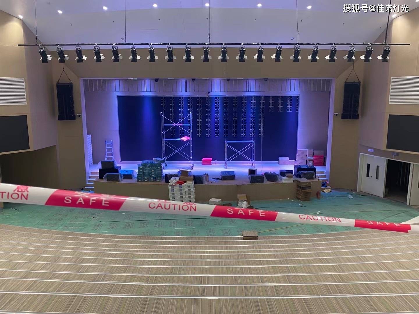 多功能报告厅灯光安装与现场调试_孩子