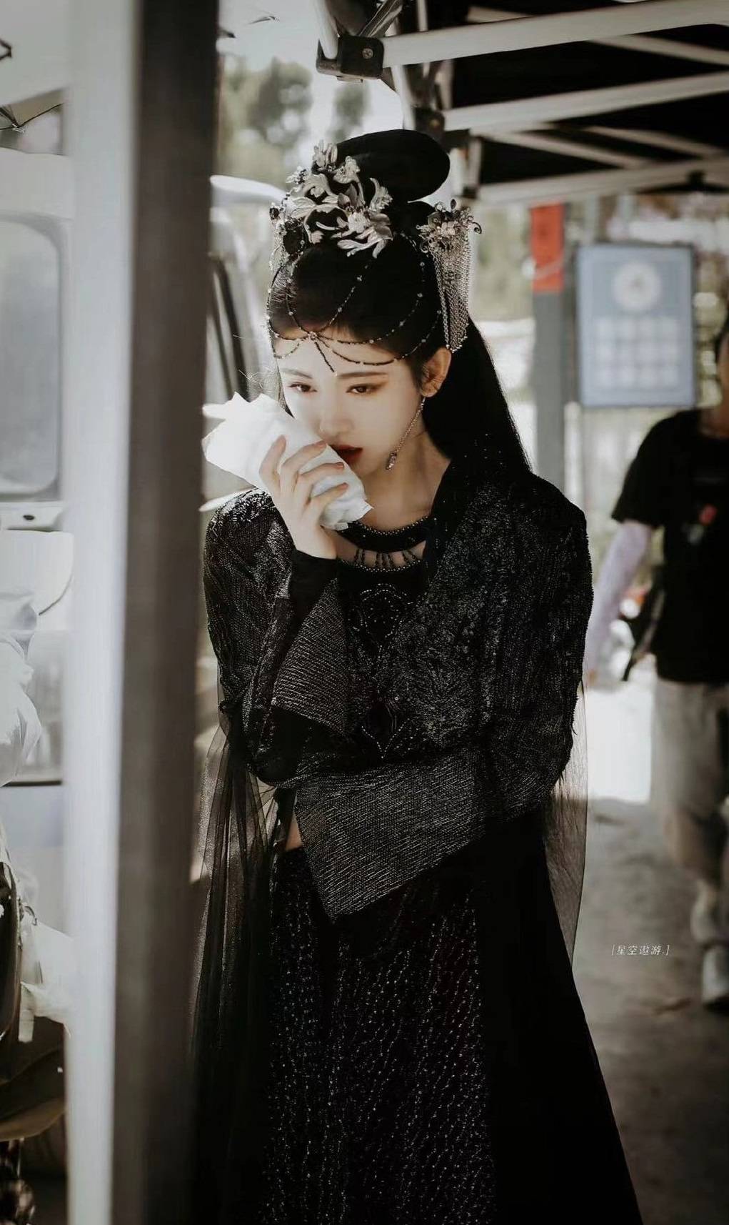 永久|鞠婧祎《花戎》曝路透，一袭黑衣化身暗黑美人，网友：反差感拉满