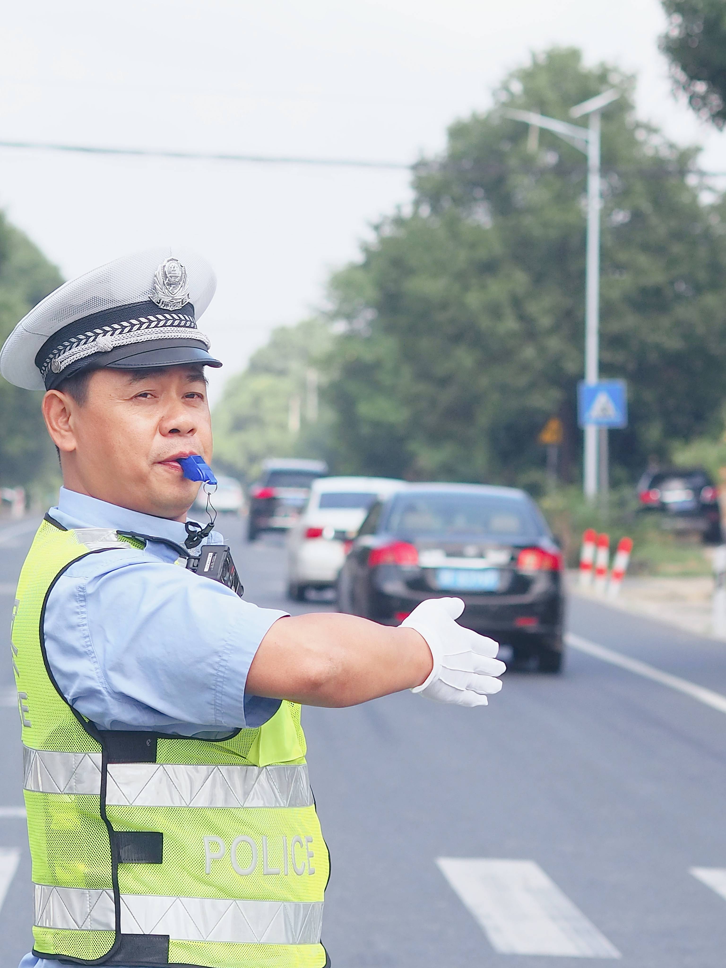 10月1日,益陽市公安局交警支隊民警在街面指揮交通,保障道路交通安全