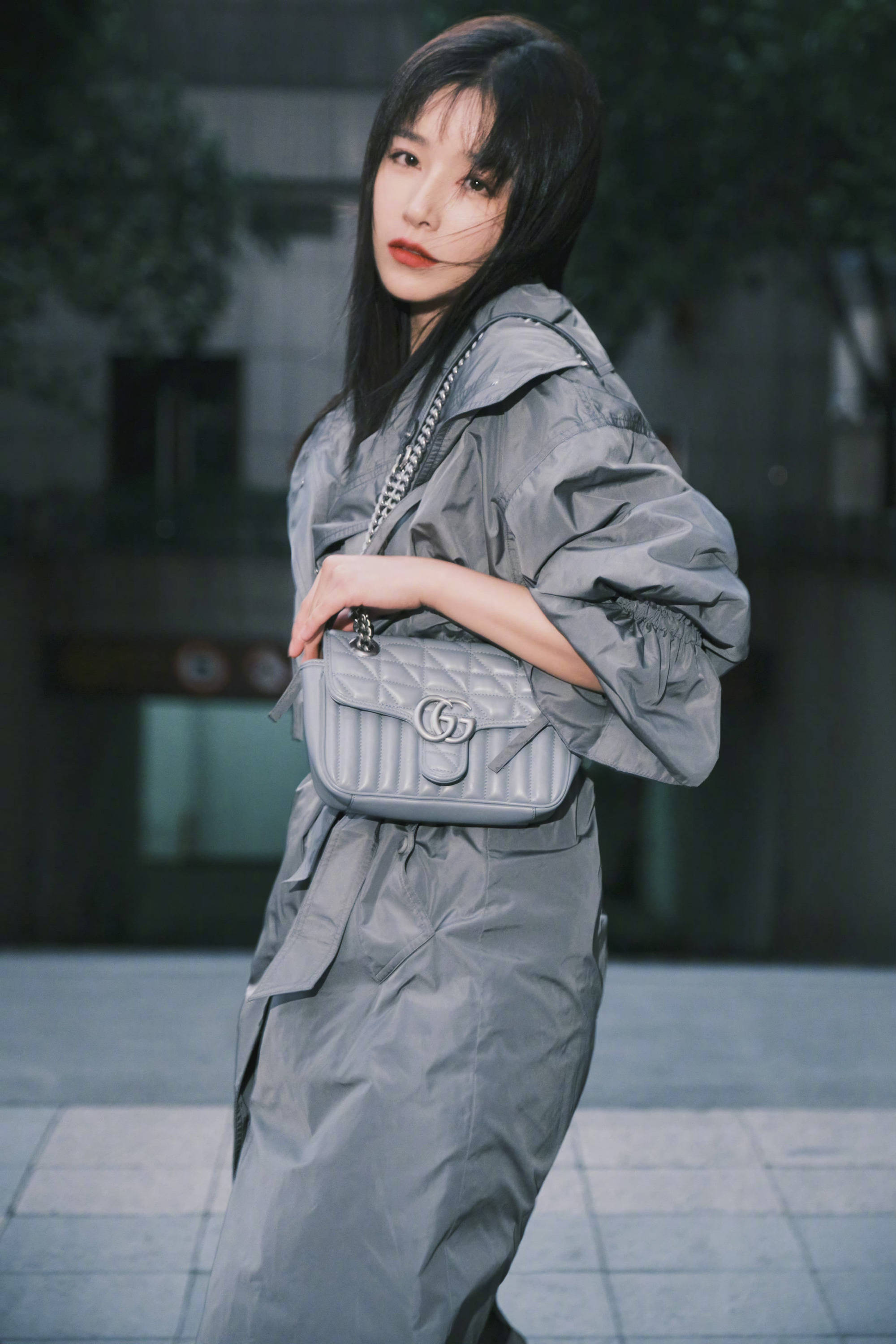 阚清子秋日氛围感大片 一身灰色长风衣清冷酷飒