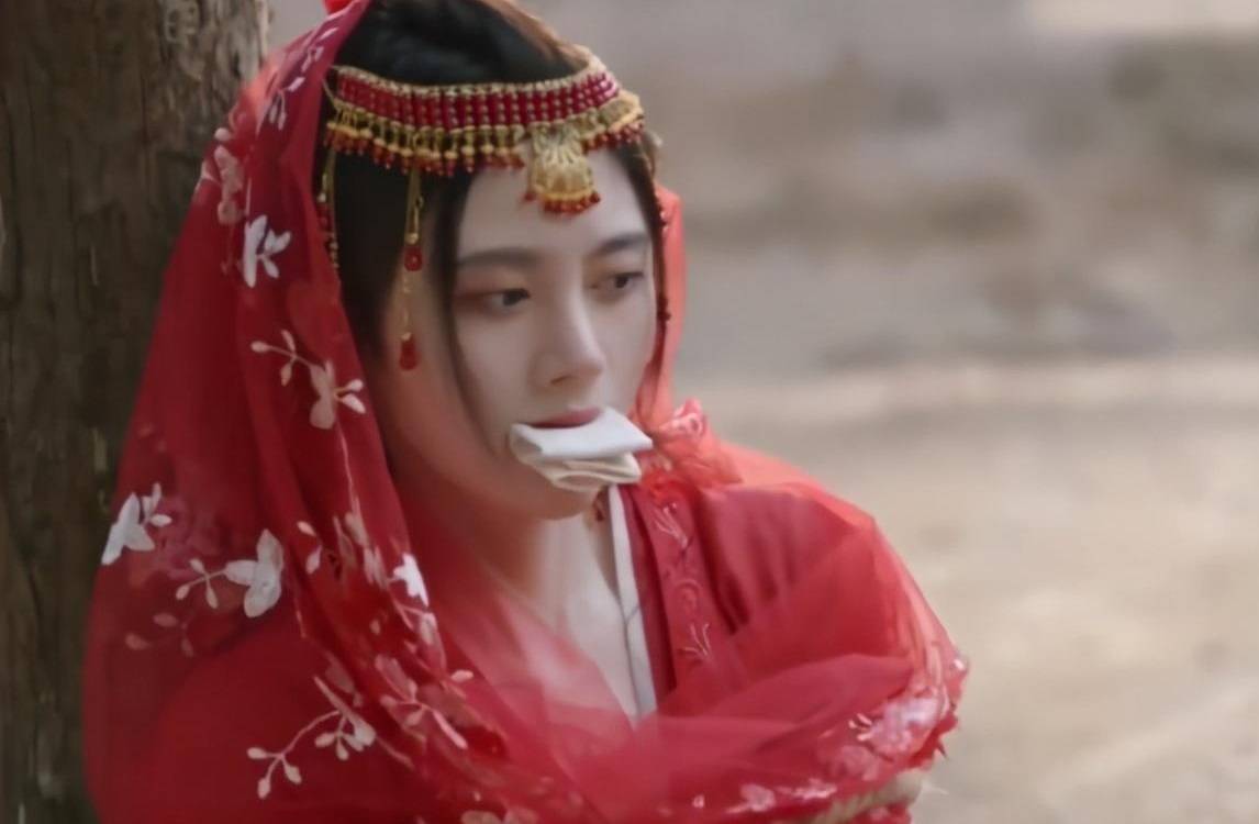 永久|鞠婧祎《花戎》曝路透，一袭黑衣化身暗黑美人，网友：反差感拉满