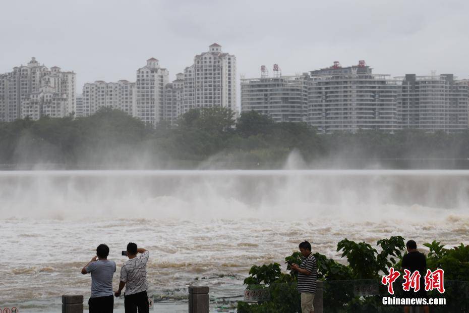台风过境琼海 海南万泉河水暴涨