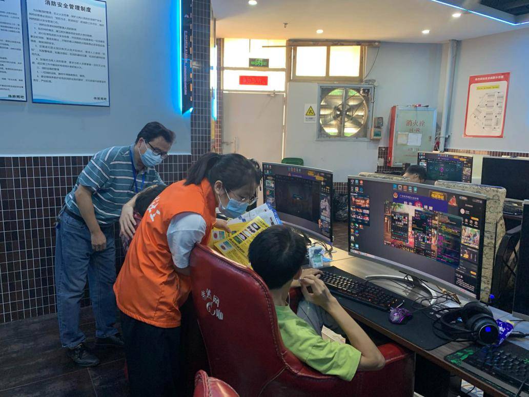 天河区沙东街开展禁毒宣传进网吧活动