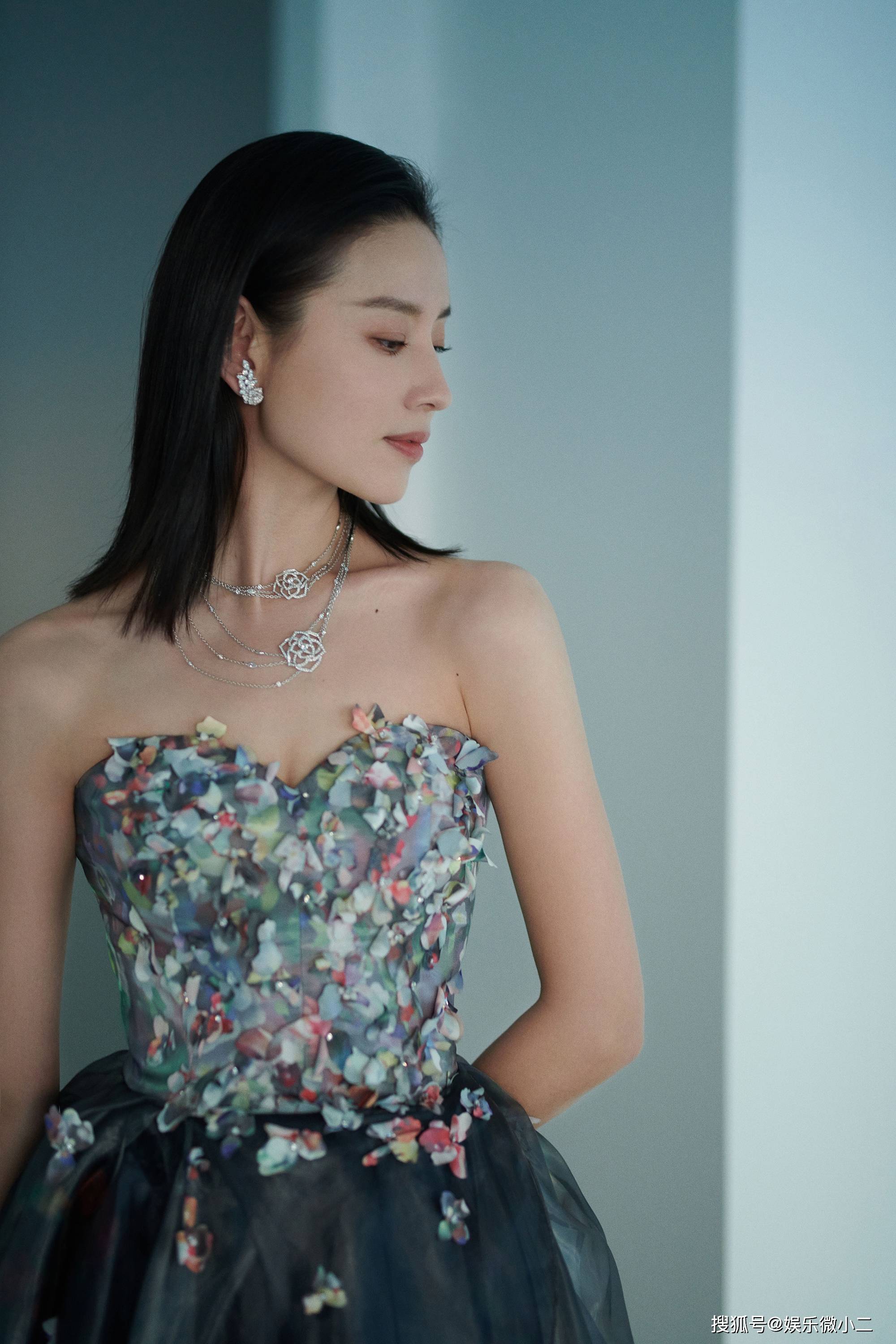 1/ 9 董洁工作室在社交平台上发布了一组董洁的时尚写真.