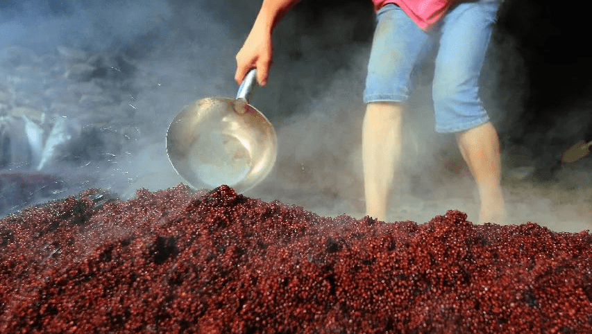 碧波流淌漫山红粱茅台镇赖永兴酱酒迎来九九重阳下沙