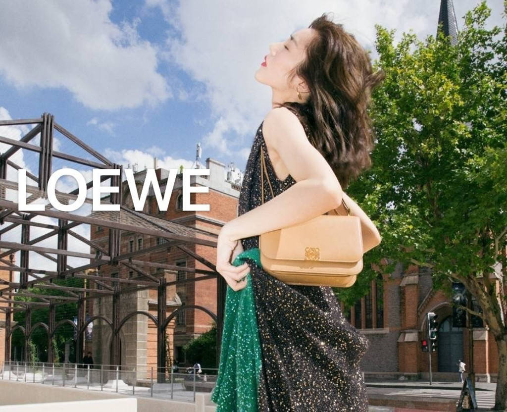 Loewe 让众多明星争相撞衫的这条裙子究竟有何魅力