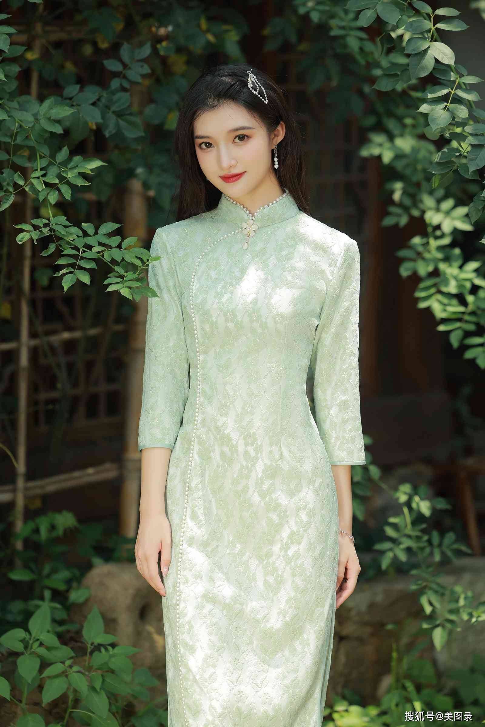 青春靓丽旗袍美女细腰美腿