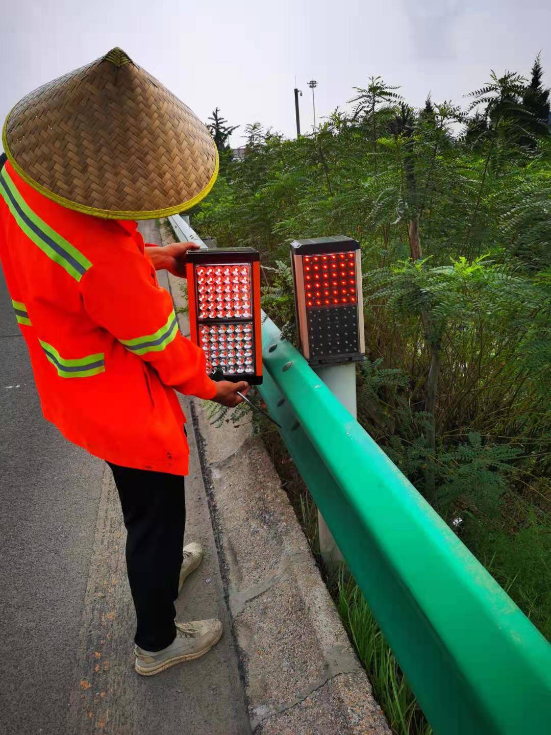 雾天行车诱导系统装置